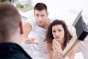 女人为什么容易选择原谅男人出轨？（探讨女人原谅男人出轨的心理原因及后果）