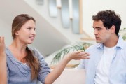 老公不在乎我和别的女人聊天，该离婚吗？（如何处理老公和别的女人聊天的问题？如何维护婚姻关系？）