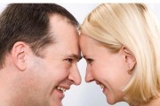 男人出轨了怎么哄老婆？（15个技巧让你赢回她的心。）