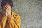 如何陪伴男生走过失恋期（以心换心，陪伴温暖他的心灵）